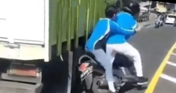 Menghindari Razia, Pengendara Motor Ini Nyaris Celaka Terserempet Truk