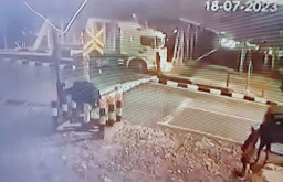 Polisi Cari Sopir dan Kernet Truk yang Dihantam Kereta Api Brantas