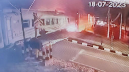 Kereta Api Tabrak Truk Kontainer hingga Meledak