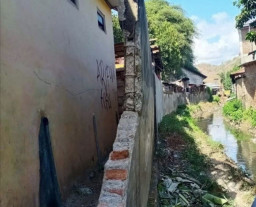 Tembok Tua Setinggi 2 Meter Roboh Menimpa 3 Bocah, 1 Tewas