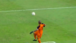 Umpan Kalajengking Kiper Persija Andritany Mendunia