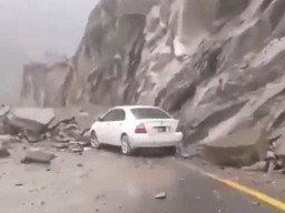 Batu Longsor Menimpa Mobil, Empat Orang Tewas