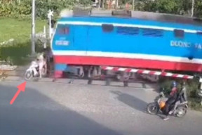 Terobos Palang Pintu Rel, Dua Lansia Tewas Ditabrak KA