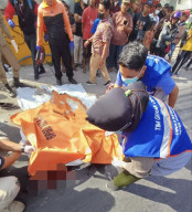 Nyalip dari Kiri, Pengendara Honda Revo Tewas Dilindas Truk di Benowo Surabaya