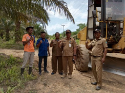Camat Kelumpang Selatan Monitoring Perbaikan Jalan Menuju Desa Tanjung Pangga
