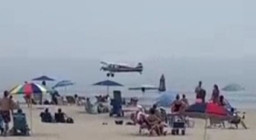 Pesawat Kecil Nyungsep ke Pantai, Para Wisatawan Panik