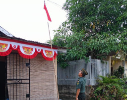 Letnan Infanteri Samsul Rizal Kibarkan Bendera Merah Putih