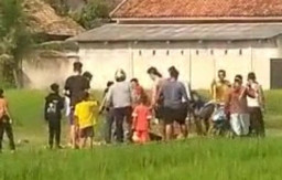 Dihajar Warga, Maling Motor: Ampun, Saya Masih Punya Anak Kecil