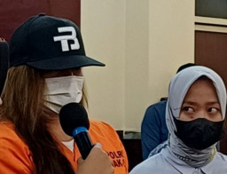 Karenina Resmi Pakai Baju Tahanan