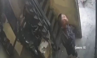 Terekam CCTV, Pengamen di Bekasi Lakukan Pelecehan Seksual