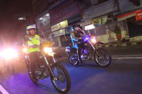 Antisipasi Kriminalitas Malam Minggu, Kapolres Blitar Kota Pimpin Patroli Skala Besar