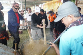 Pj Wali Kota Batu Ikut  Njenang Bareng bersama Warga