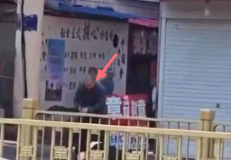 Ngamuk Tak Jelas, Pria Ini Serang Siapapun di Dekatnya di Tempat Umum