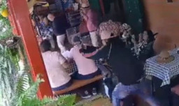 Asyik Sarapan dengan Istri, Pria Ini Ditembak Pembunuh Bayaran