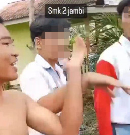 2 Pelajar Berseragam di Jambi Berduel saat Jam Sekolah