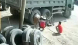 Ban Truk Meletus, Pengemudi dan Mekanik Tewas