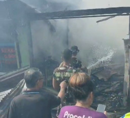 Akibat Korsleting Listrik, Si Jago Merah Melahap 7 Los Toko di Kelurahan Sukawaras, Serong