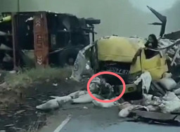 Viral, Balita Selamat Keluar dari Kolong Truk yang Remuk usai Kecelakaan
