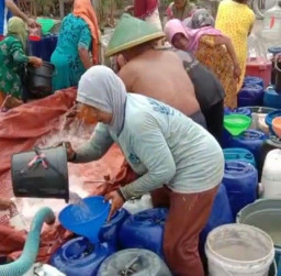 Demi Mendapat Air, Warga di Lamongan Terpaksa Tempuh Jarak Kiloan Meter