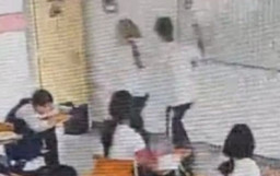 Murid Tikam Gurunya Sendiri saat Mengajar di Kelas