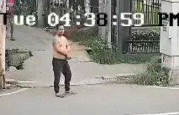 Berdiri di Pinggir Jalan sambil Bertelanjang Dada, Ditembak 4 Pria Bersenjata