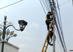 Diklaim Membahayakan Warga, PLN Tertibkan Kabel Internet Liar di Ponorogo