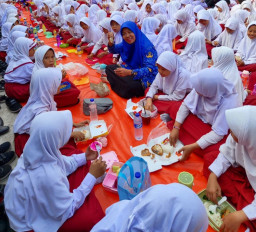 Progam Selasa Bergizi di SDN 2 Samangraya Beri Manfaat Ganda