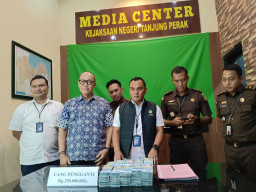 Kejari Tanjung Perak Terima Uang Pengganti Dari Terpidana Korupsi PT Perinus