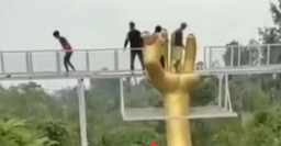 Jembatan Kaca Pecah,  Wisatawan Jatuh dan 1 Tewas