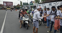 Dukung Ganjar, Puluhan Pemuda di Ponorogo Ini Bagi-Bagi Nasi Gratis