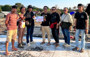 Emergency Pulau Laut Serahkan Bantuan untuk Korban Musibah Kebakaran