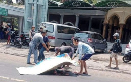 Gagal Nyalip dari Kiri, Dua Pengendaara Scoopy Tewas Terlindas