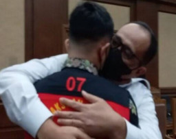 Sambil Berlinang Air Mata dan Peluk Mario Dandy, Rafael Alun: Jalani dan Hadapi!