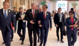 Hangatnya Suasana saat Erdogan Gandeng Tangan Jokowi sambil Bahas Gaza
