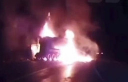 Truk Muatan Semen Nabrak, Meledak dan Terbakar