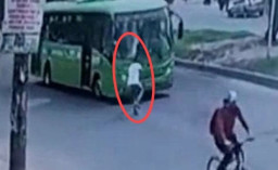 Pria Ini Terekam Kamera CCTV Tabrakkan Diri ke Bus
