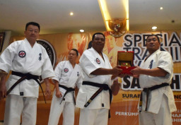 Shihan Sathosi Yui Menganugerahkan Dan-IV Pada Pangdam V Brawijaya