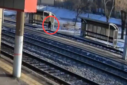 Lintasi Rel sambil Pakai Headphone, Gadis 19 Tahun Tewas Ditabrak Kereta