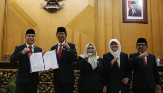 Tepat Hari Sumpah Pemuda, APBD 2024 Disahkan Penuh Perjuangan di Gedung DPRD Surabaya