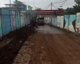 Tanah Urug Dekat SMP Negeri 2 Curug, Bikin Jalan Licin dan Membahayakan