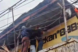 Naas! Usai Kesetrum, Pria Ini Terjatuh