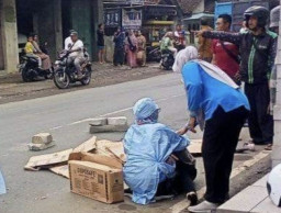 Salip Bus, Hilang Kendali, malah Terlindas