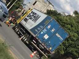 Ngebut Pakai Motor di Perempatan, Alex Tewas Dilindas Trailer