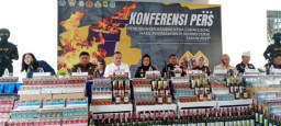 Bea Cukai Bekasi Musnahkan Jutaan Rokok dan Miras Ilegal