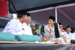 Ngaji Bareng Gus Iqdam Di Aloon-Aloon Ponorogo, Black Hoe: Bukti Kerukunan  Terjaga Jelang Pemilu