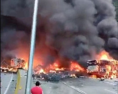 Truk Tabrak Mobil Parkir di Jalan, 16 Orang Tewas