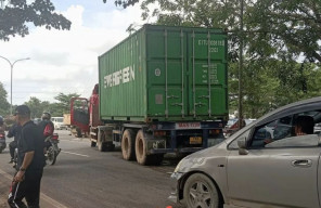 Dua Motor Tabrak Truk Kontiner, 1 Tewas