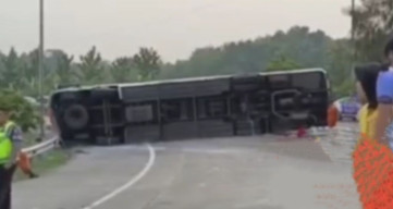 Tabrak Pembatas Jalan, Bus Handoyo Terbalik, 8 Penumpang Tewas