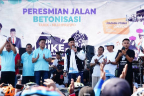 Gus Muhdlor Resmikan Ruas Jalan Beton Tarik-Mliriprowo