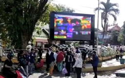 PWI Kotabaru Bagikan Sarapan pada Tukang Becak, Sopir dan Buruh